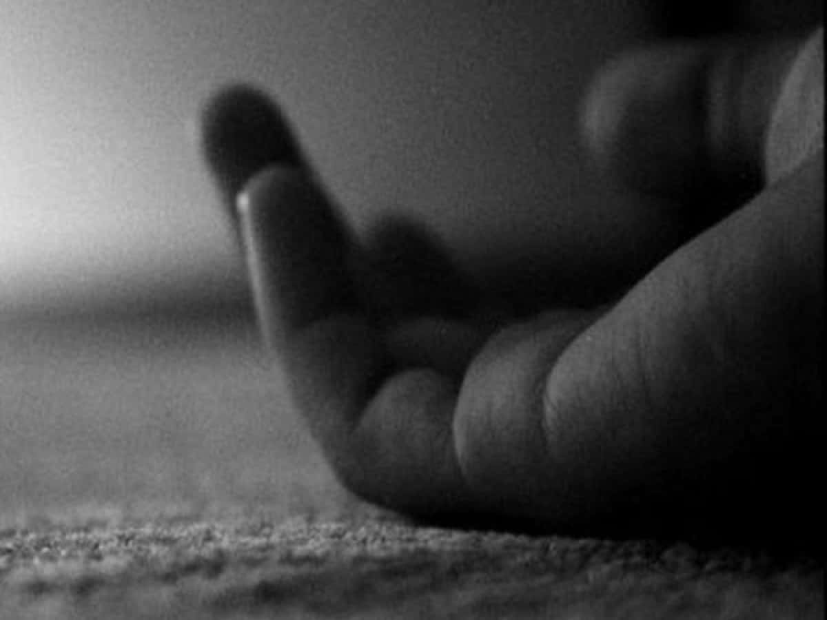 Telangana: Girl dies after driver rolls up car window on her neck