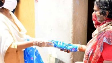 Social activist Rubina distributes sanitary napkins in COVID times