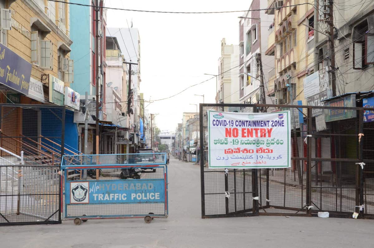 Hyderabad's Mallepally Road turned into "No Entry COVID-19 Containment Zone", barricaded the area. Photo: Mohammed Hussain