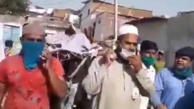 Muslims stand in for family of dead Hindu, perform last rites