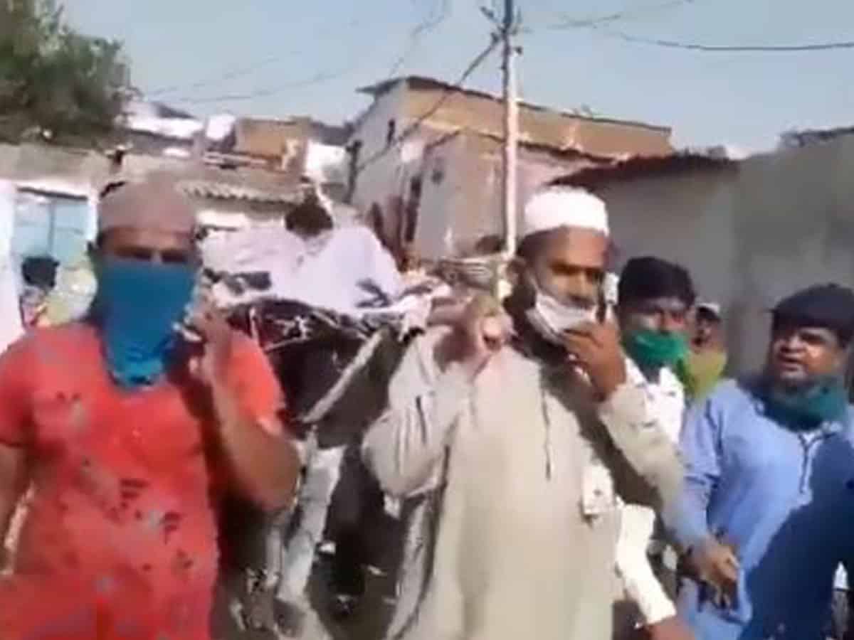 Muslims stand in for family of dead Hindu, perform last rites