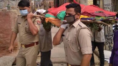 Police, health workers go beyond duty, perform last rites