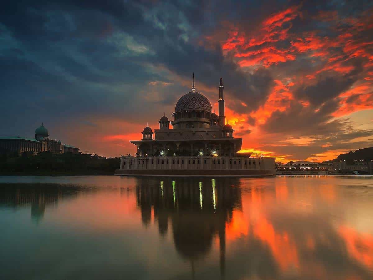 Indo-Islamic poetry sensitively tackles Cosmology and Paradise