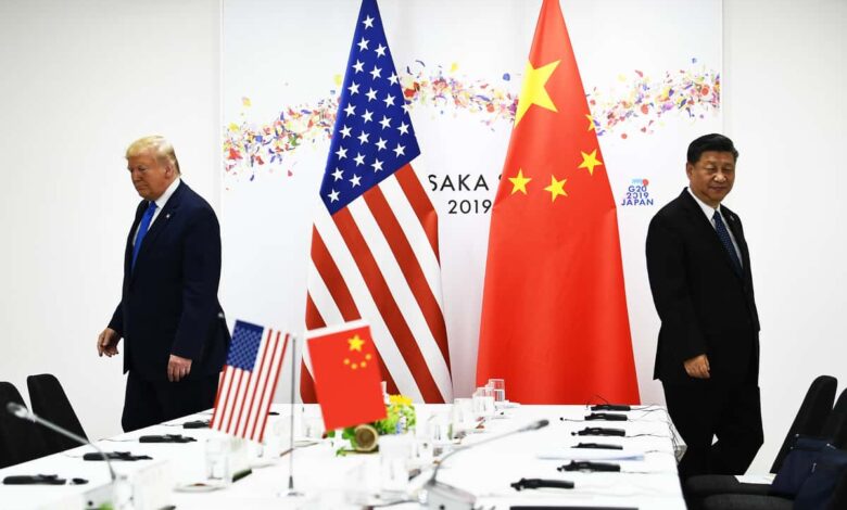 Chinese President Xi Jinping (R) and US President Donald Trump