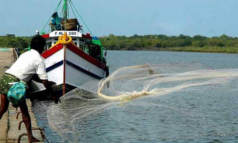 Sri Lankan fishermen protest against Indian counterparts for poaching