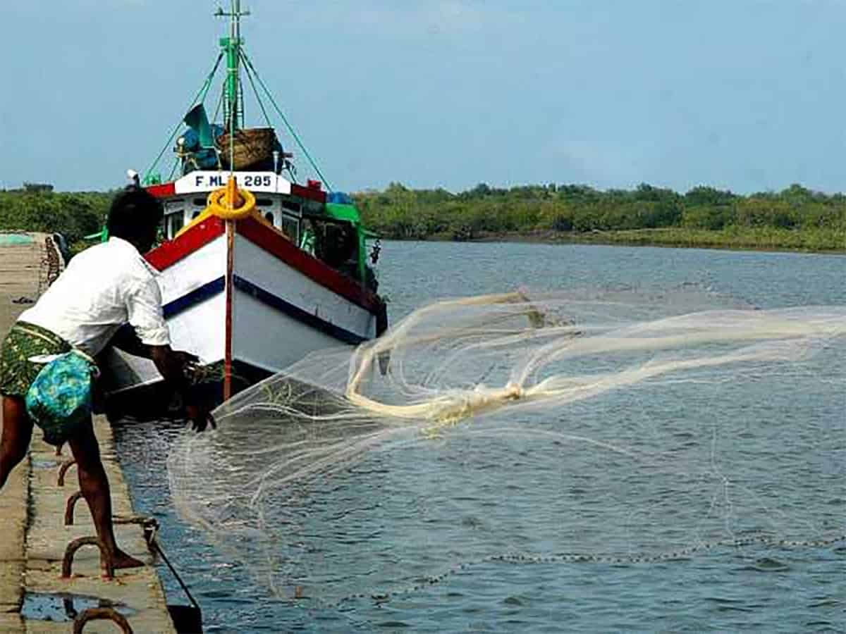 Sri Lankan fishermen protest against Indian counterparts for poaching