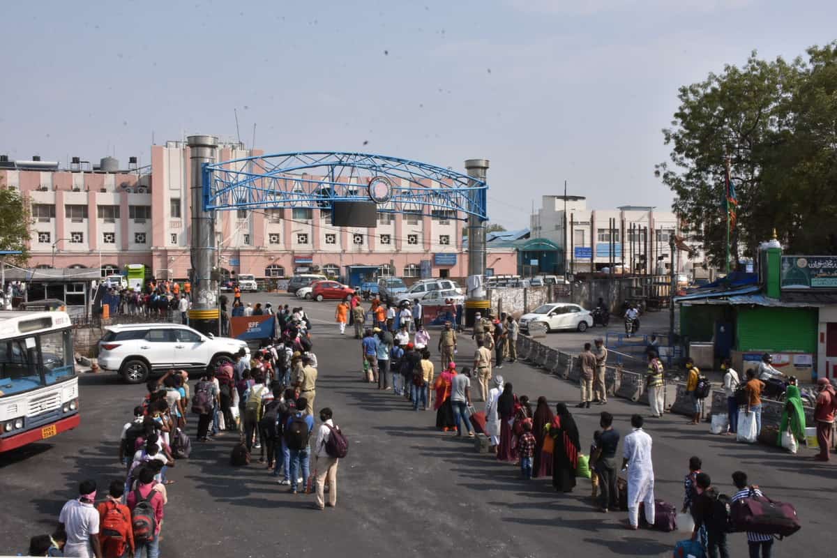 Desperate to go home, migrant laborers from Hyderabad wait in long queue to board Sharmik special train which will take them to their native places. Photo: Mohammed Hussain