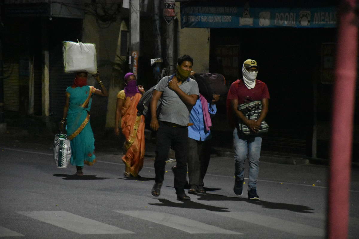 Hyderabad: Migrant workers walking for miles to reach home in Chattisgarh Photo: Mohammed Hussain