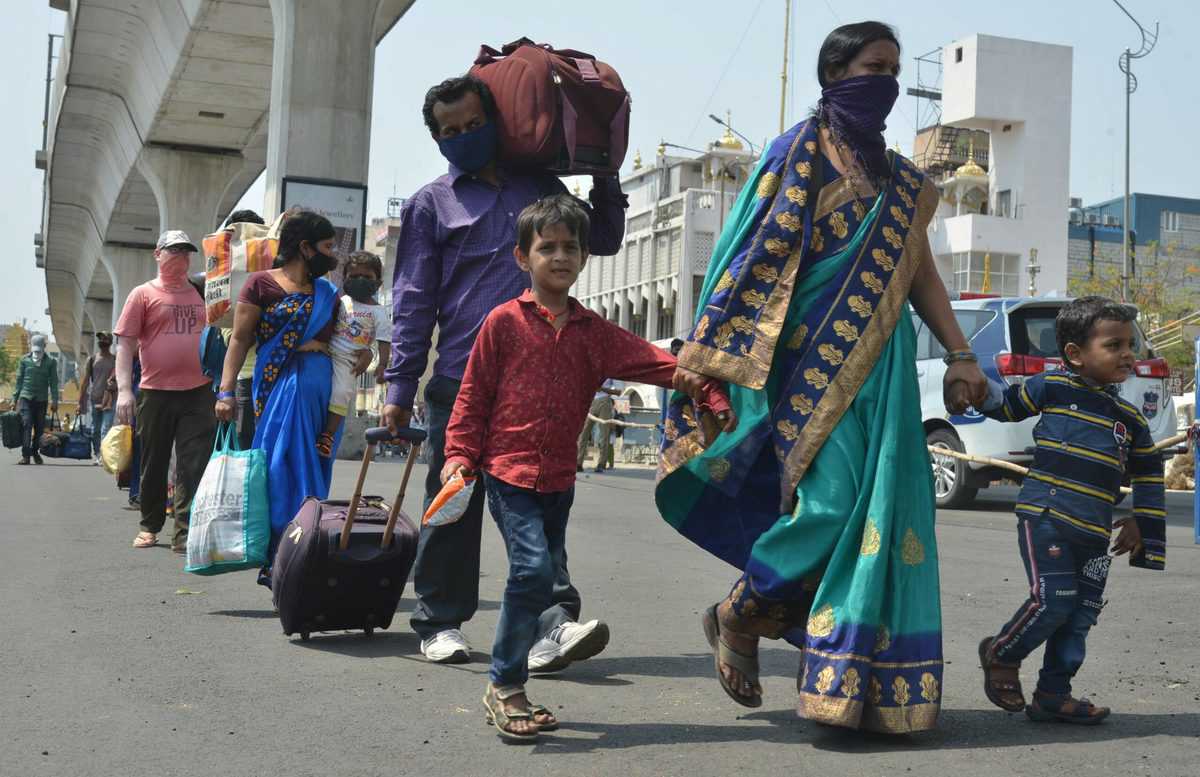 Desperate to go to their homes, Migrants from Hyderabad walking towards Secunderabad railway station to board a special trains to reach their homes in other states. Photo: Mohammed Hussain