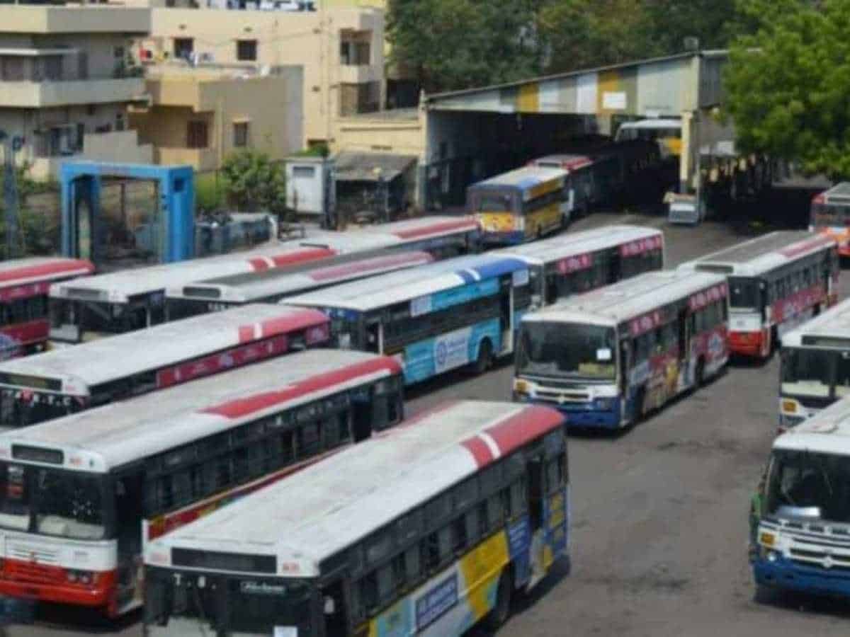 TSRTC not paying salaries on time; over 150 buses are not road worthy