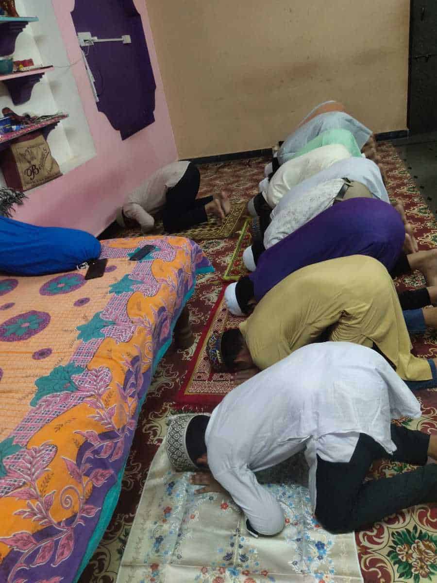 Jama-tul-Vida witnessed Muslims offering prayers at their homes