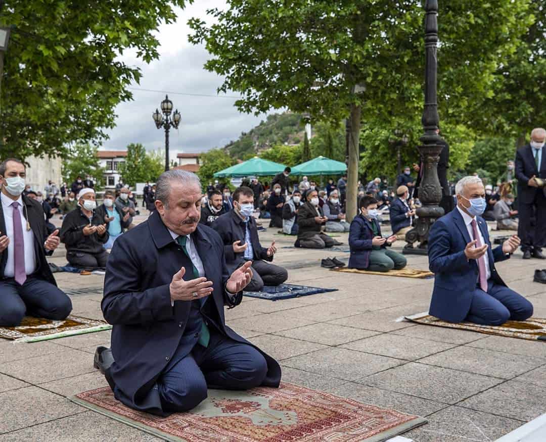 Mass Friday prayers in Turkey for the first time since March 16