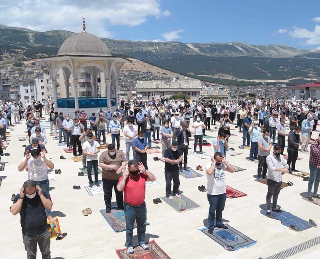 Mass Friday prayers in Turkey for the first time since March 16