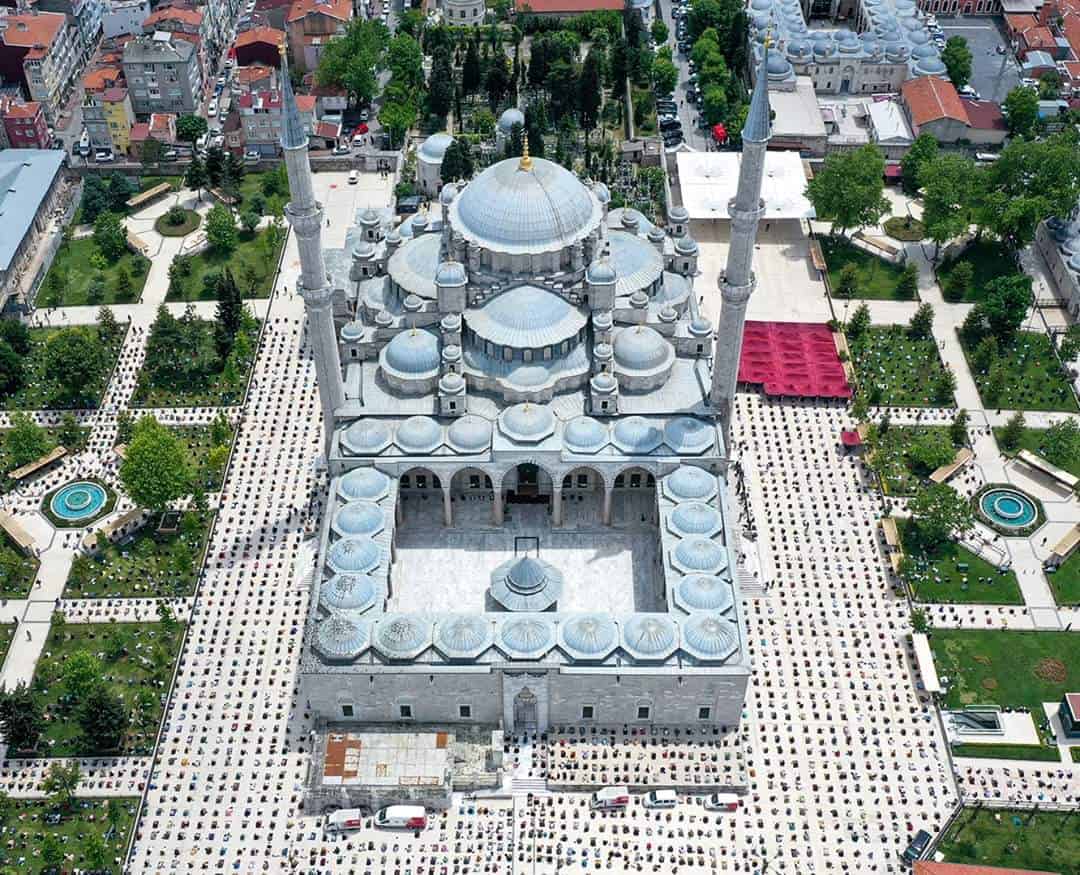 Mass Friday prayers in Turkey for the first time since March 16
