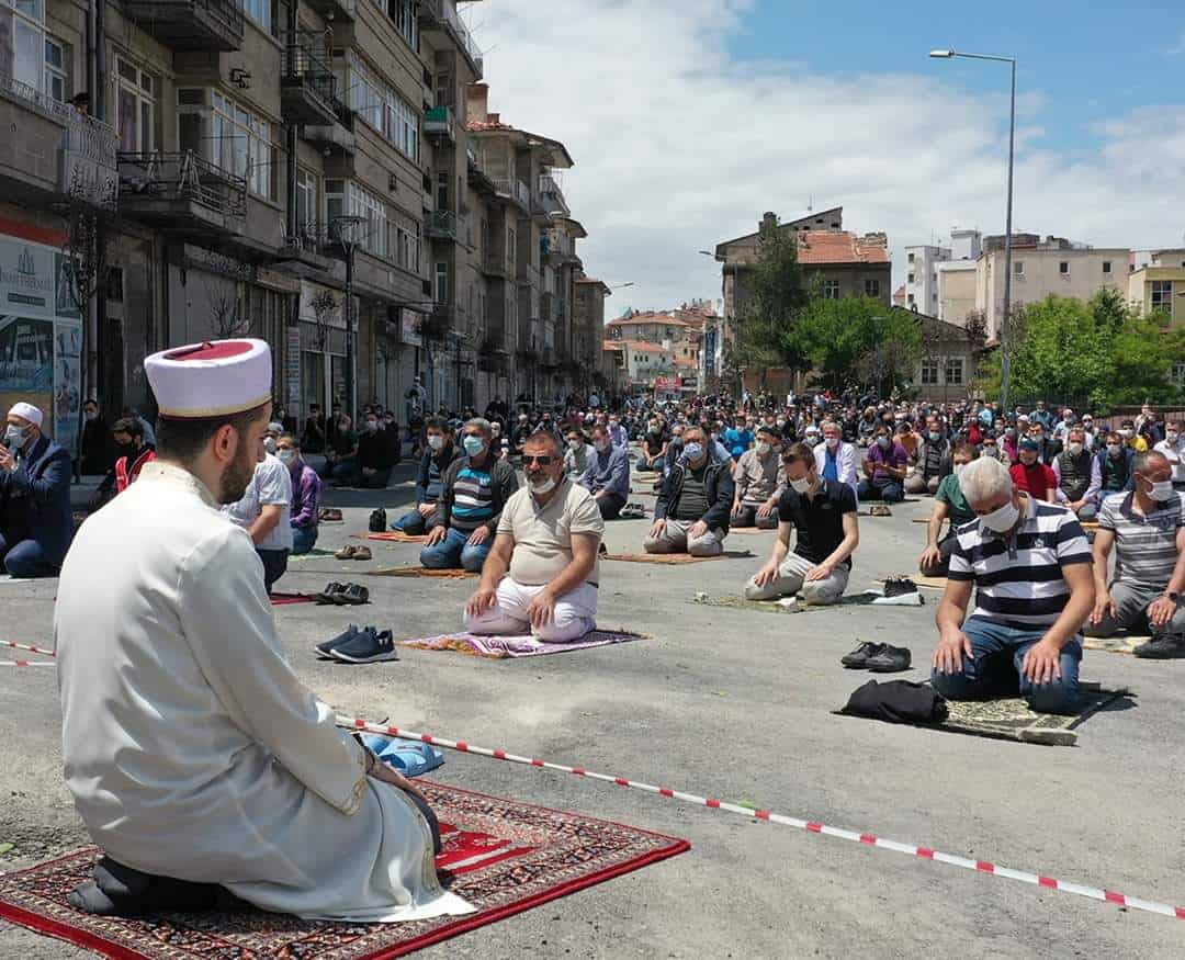 Mass Friday prayers in Turkey for the first time since March 16