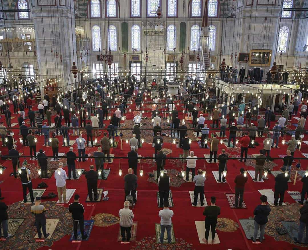 Mass Friday prayers in Turkey for the first time since March 16