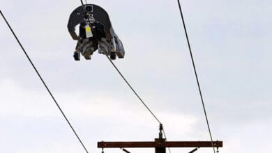 This Facebook robot walks on power lines to install fibre-optic cable