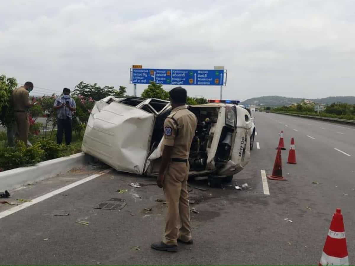 Andhra minister's escort vehicle overturns, cop killed