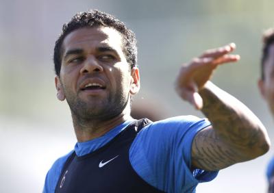 Dani Alves undergoes surgery on broken arm