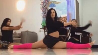 Elli AvrRam does the full split in her new post