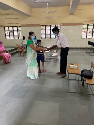 Good Samaritan provides smartphones to poor kids for online study