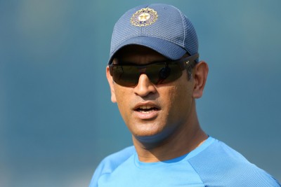 IPL 13: Dhoni swaps business class seat with economy class passenger