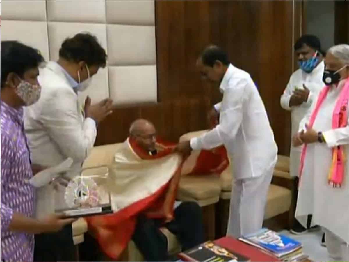 Telangana CM honours poet Tirunagari Ramanujam with Dasaradhi Award for 2020