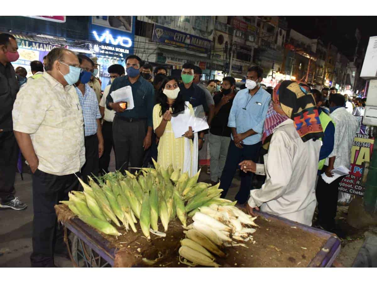 Hyderabad: Chief Secretary Somesh Kumar on Friday announced that the Telangana is targeted to enroll 5 lakhs of street vendors for issuing identity cards in the Telangana State for sanctioning Rs. 10,000 to each vendor at low interest through bank in order to help them in the troubled times. Till now, about, 2,16,000 street venders were identified and registered. The concerned authorities are collecting information of street vendors who are faced financial problems during the COVID-19 lockdown. In order to speed up the enrollment in all Municipalities and Corporations, instructions has been issued to all departments, public representatives, additional collectors and commissioners to participate in the street vendors survey to complete it at the earliest. Chief Secretary Somesh Kumar along with Principal Secretary Arvind Kumar, Commissioner GHMC Lokesh Kumar D.S, Mepma MD Dr.Satyanarayana visited Rythu Bazar and surroundings areas in Mehdipatnam and interacted with the street vendors. Speaking on the occasion Chief Secretary said identity cards are being issued to the street vendors those who are identified, Street vendors information is uploading day to day through separate App. Once the identity cards issued they are eligible to avail various benefits announced by the Government. For enrollment they also have to produce Aadhaar Cards and appealed to the street vendors to cooperate with the Municipal Authorities in enrollment, he added. Addl.Commissioner UCD, Shankariah, all Zonal Commissioners and other officials participated during the visit.