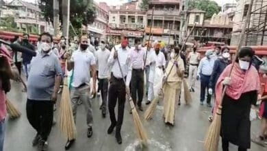 Indore's legislators, Municipal Commissioner participate in cleanliness drive with locals