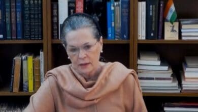 Sonia rakes up intolerance bogey in I-Day statement