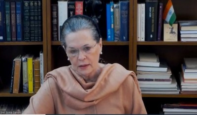 Sonia rakes up intolerance bogey in I-Day statement