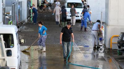 2 dead, 4 missing as typhoon lashes Japan