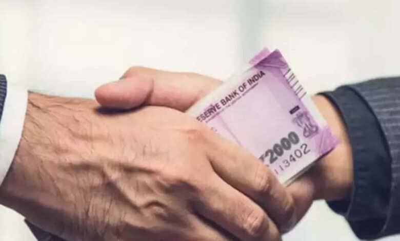 CBI nabs Bank employee, aide in bribe case