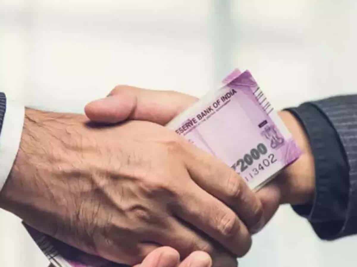 CBI nabs Bank employee, aide in bribe case