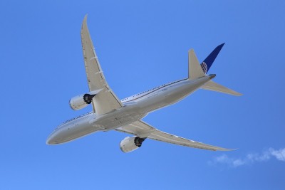 Colombia resumes international flights