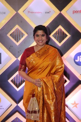 Renuka Shahane and Kangana's war of tweets over Mumbai