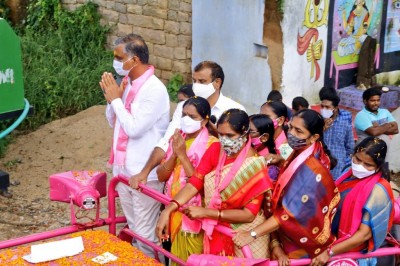 Cash seizure triggers war of words between BJP, TRS