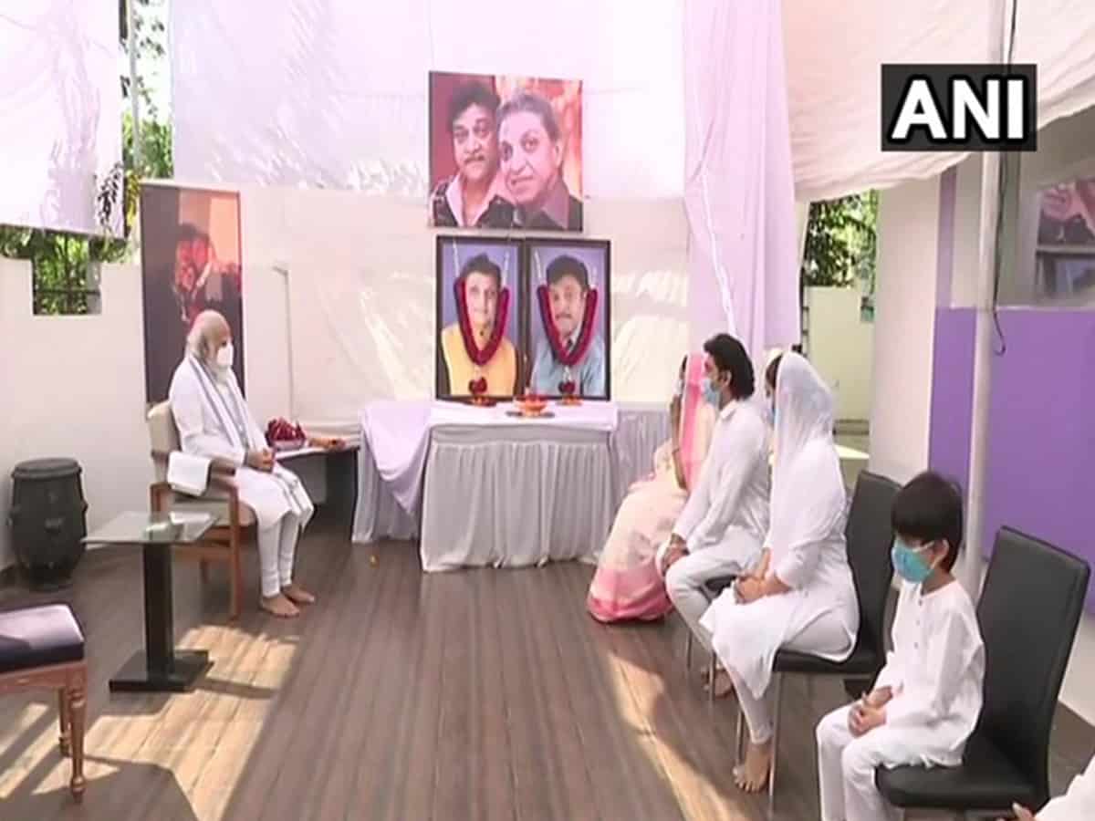 PM Modi meets family members of late Mahesh & Naresh Kanodia
