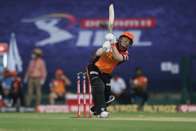 Warner, Saha fireworks take SRH to 219/2