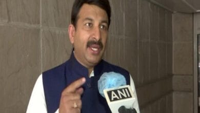 Manoj Tiwari slams Uddhav Thackeray on Providing free COVID-19