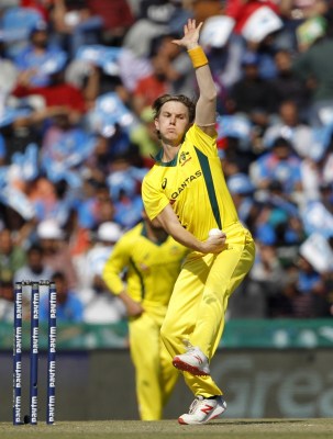 Australians Zampa, Stoinis meditate together