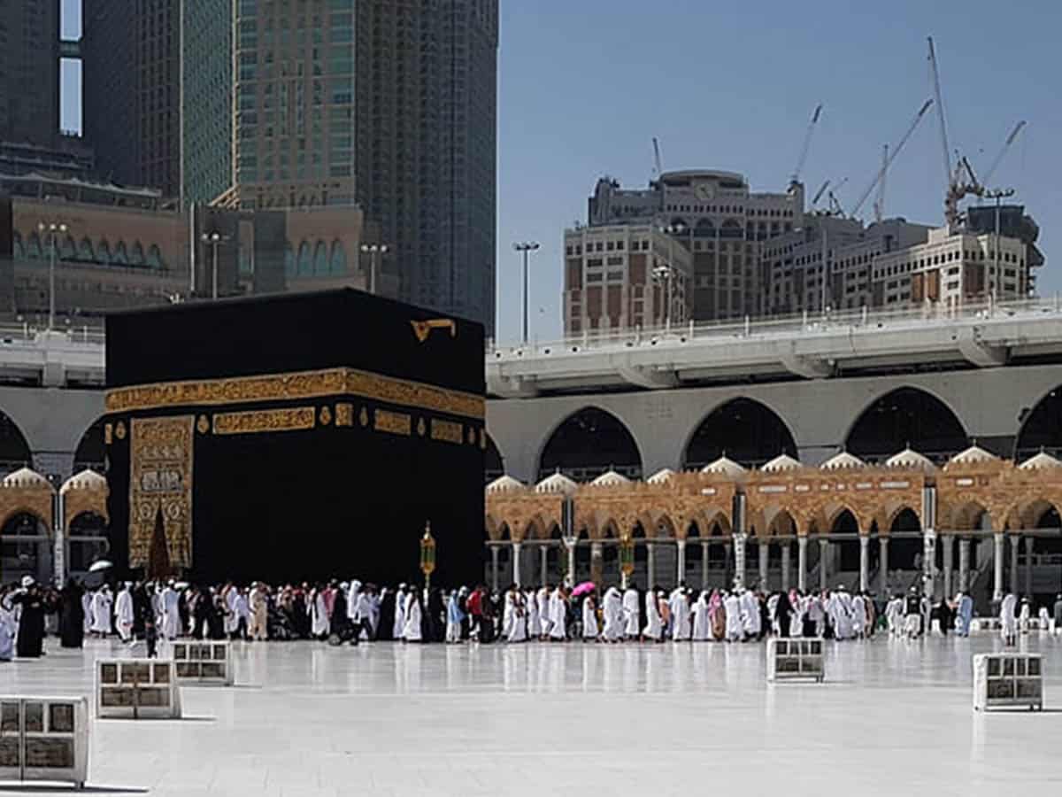 Riyadh: Indian Haj pilgrims, who are staying at the Azizia building in Makkah, Saudi Arabia, are facing difficulty accessing basic amenities. Amidst the scorching heat of around 42 degree Celsius approximately, Indian Haj pilgrims were left stranded for five hours with no power by leaving them miserable with no use of water, food, etc. Taking to Twitter on Tuesday night, journalist from Uttar Pradesh Arsh Iqbal shared a video of the pilgrims explaining their ordeal.
