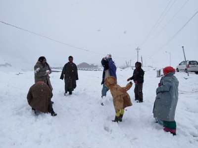 Snowfall lashes higher reaches of J&K