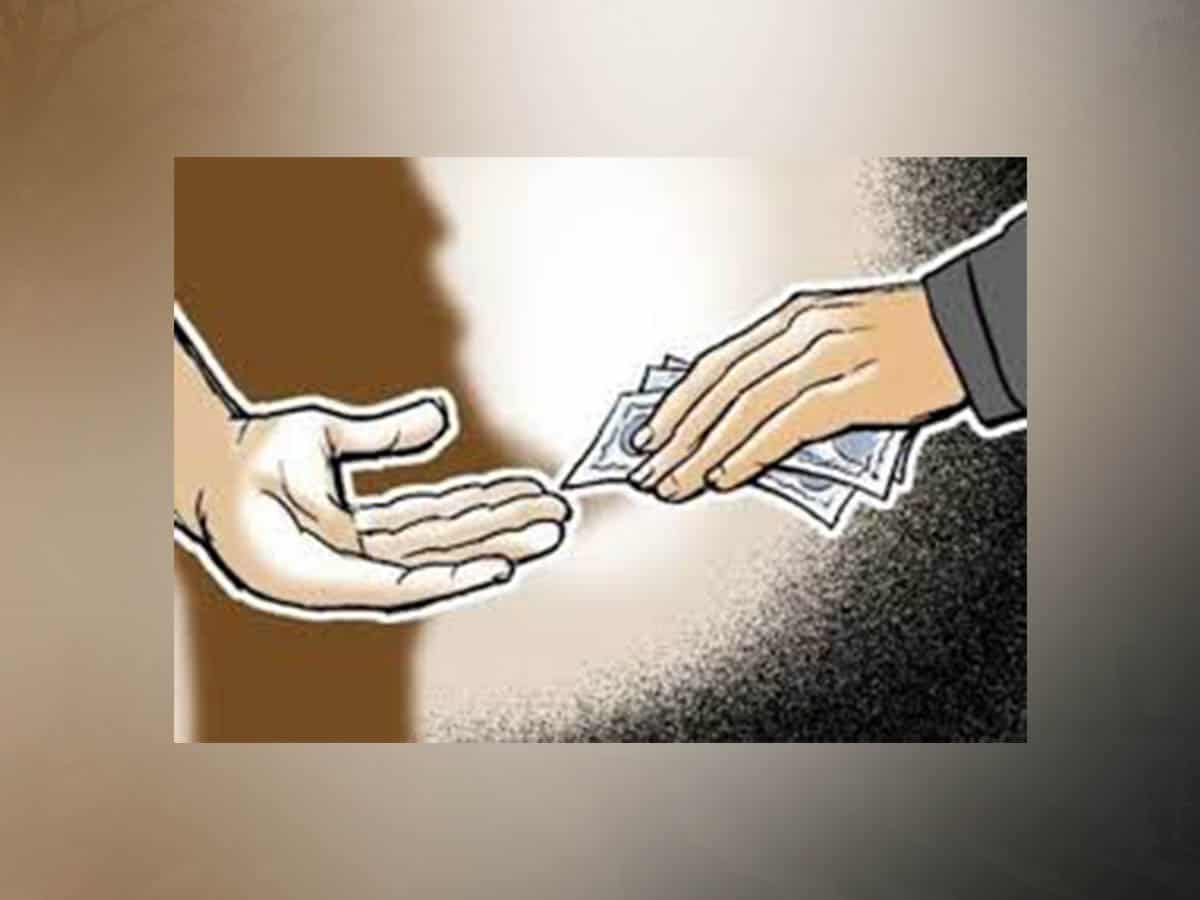 Hyderabad: GHMC officials caught taking Rs 1.5 bribe for building permission