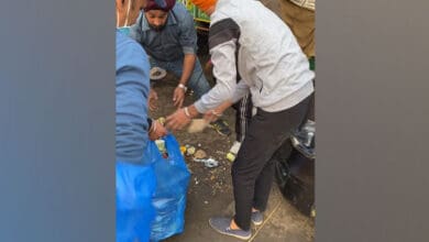 Brother duo helps clean garbage at Singhu border