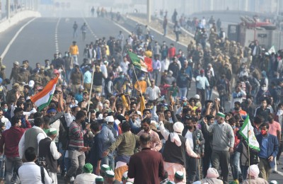 Ghazipur border closed from both sides as farmers block roads