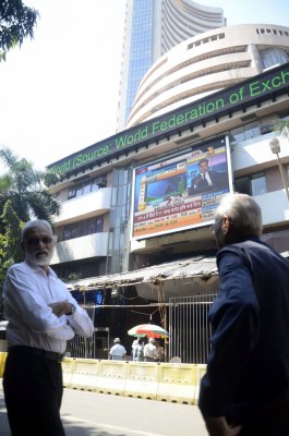 Global cues, renewed buying lift market; banking stocks rise (Ld)