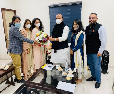Kangana meets Rajnath Singh ahead of 'Tejas'