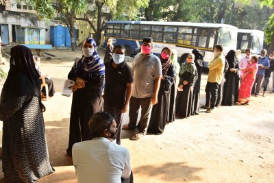 Nearly 30% polling in Hyderabad till 4 pm (3rd Ld)