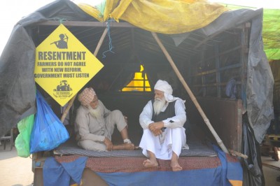 Singhu Border: As cold wave strikes Delhi, elderly farmers get foot massagers